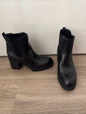 Naturalizer Black Leather Chelsea Ankle Boots Heeled Lug Sole Size 6.5